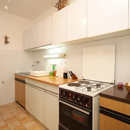 By The Sea Brgujac, - 8918 * Vis